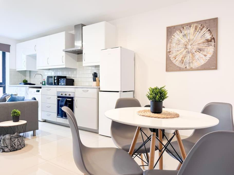 3 Bedroom Apt By Threethreethreesproperty Short Lets & Serviced Accommodation Leeds With Wi-Fi & Parking Exterior photo