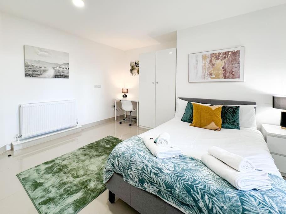 3 Bedroom Apt By Threethreethreesproperty Short Lets & Serviced Accommodation Leeds With Wi-Fi & Parking Exterior photo