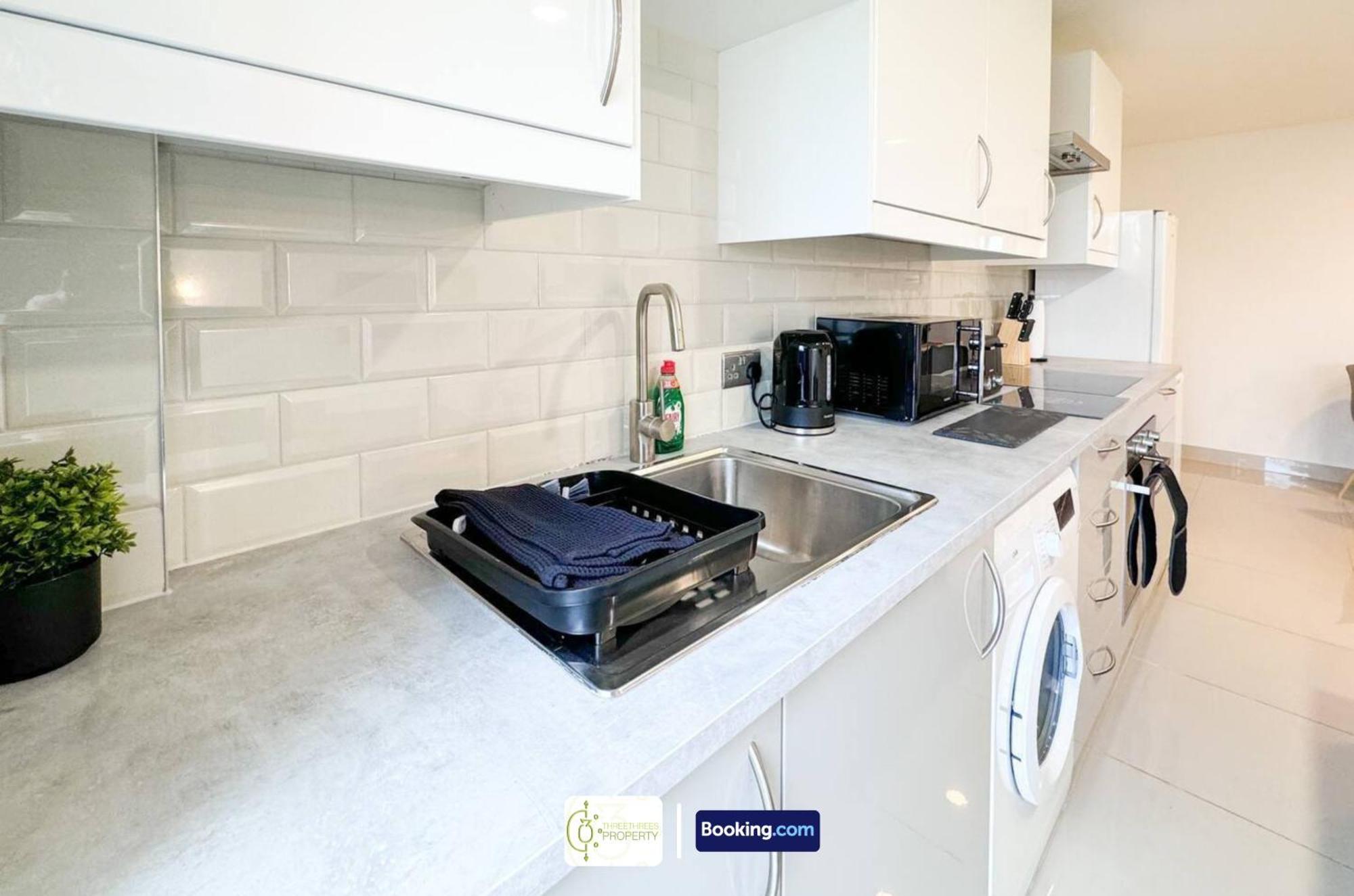 3 Bedroom Apt By Threethreethreesproperty Short Lets & Serviced Accommodation Leeds With Wi-Fi & Parking Exterior photo